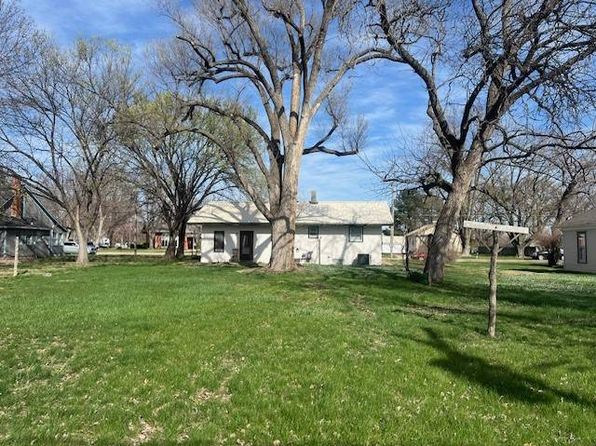 615 N Locust St, Red Cloud, NE 68970