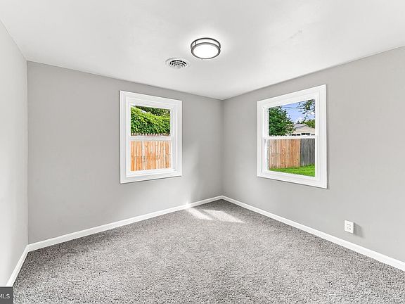 4th image of 304 Frazer Pl