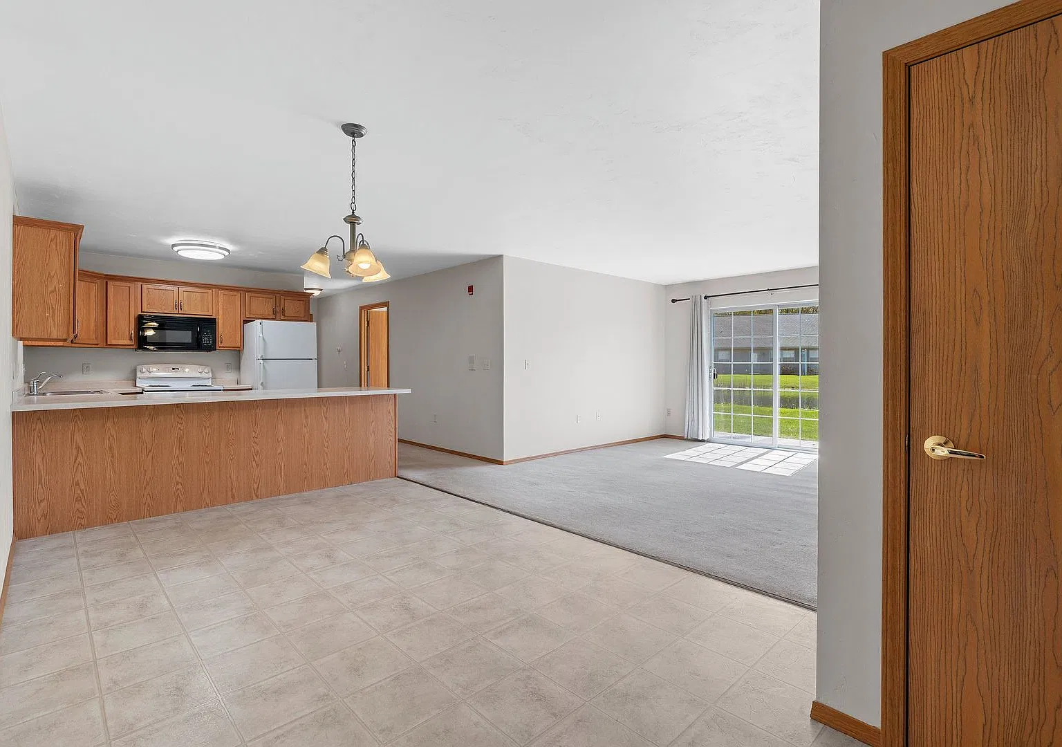 2 Bedroom 2 Bathroom Upper 1 Car Garage — Photo 2