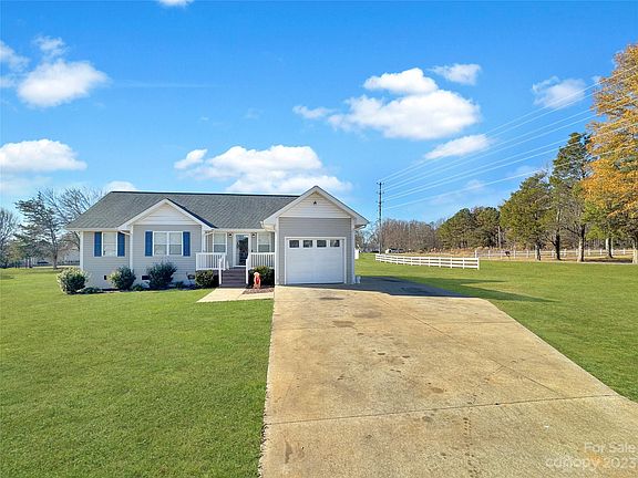 3rd image of 106 Hyde Ln