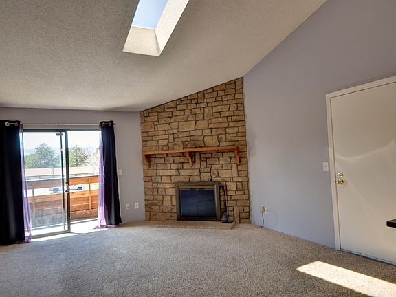 Living area with vaulted ceiling and sky light window
