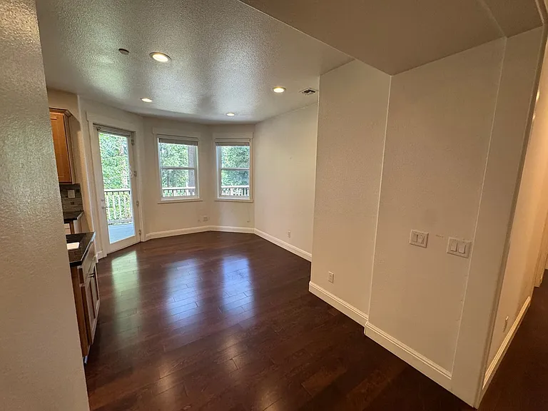 867 Hillcrest Dr — Photo 3
