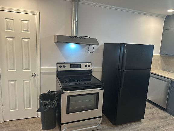 Kitchen vent to the outside above the cooking oven