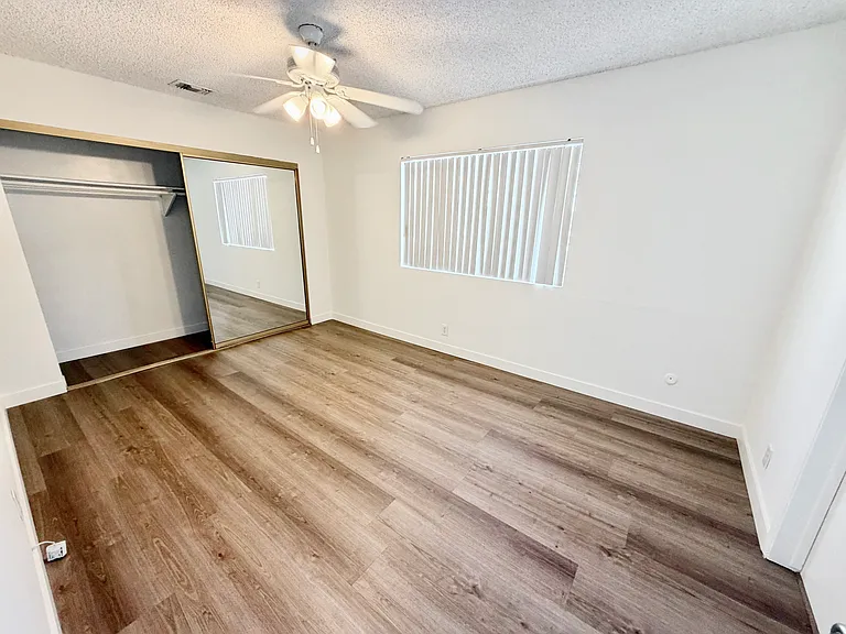 66 S Grand Oaks Ave — Photo 19