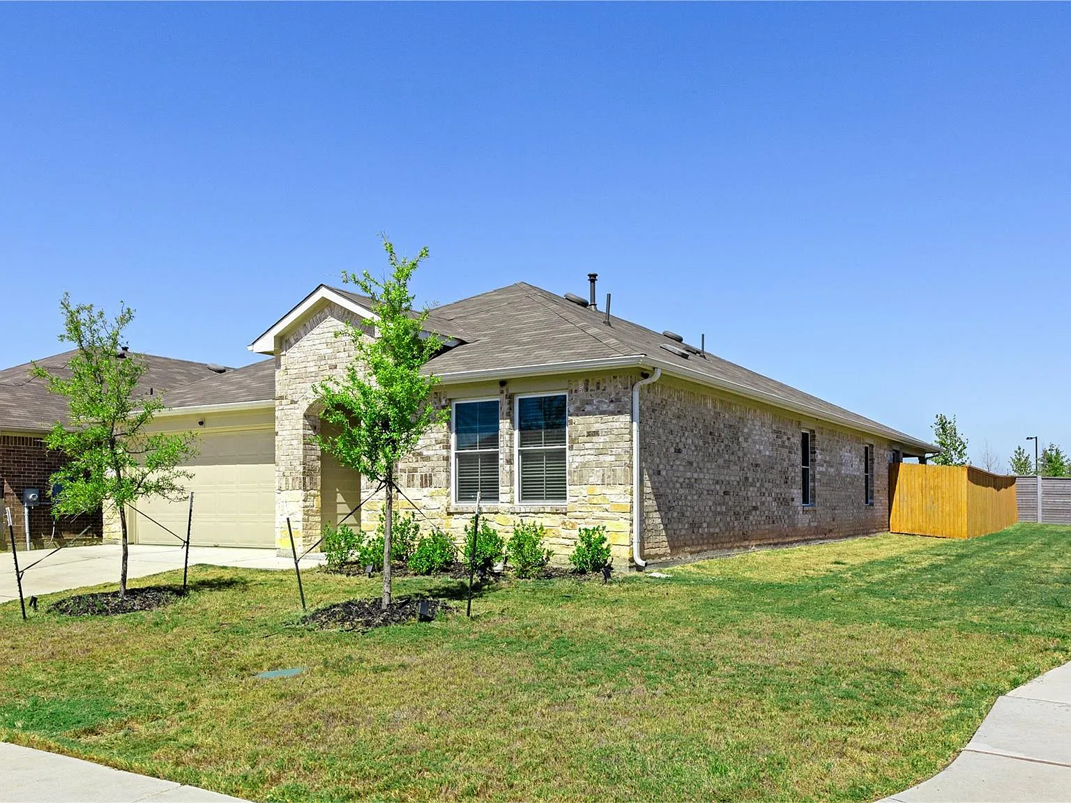 4 bed, 3.0 bath, 2041 sqft, $2,200 — Photo 4