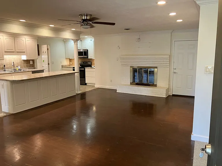 2310 Redbud Ln — Photo 2