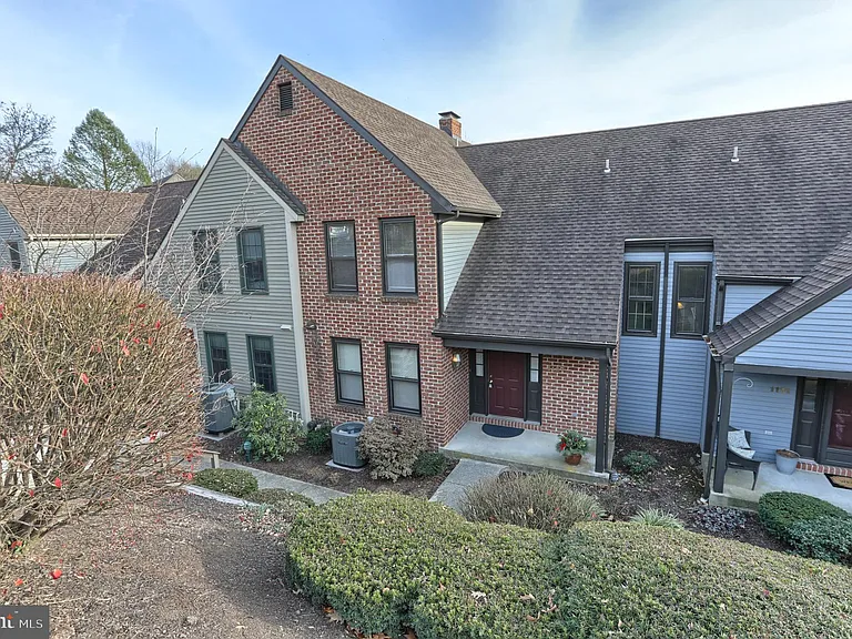 1127 Wicklow Ct — Photo 2