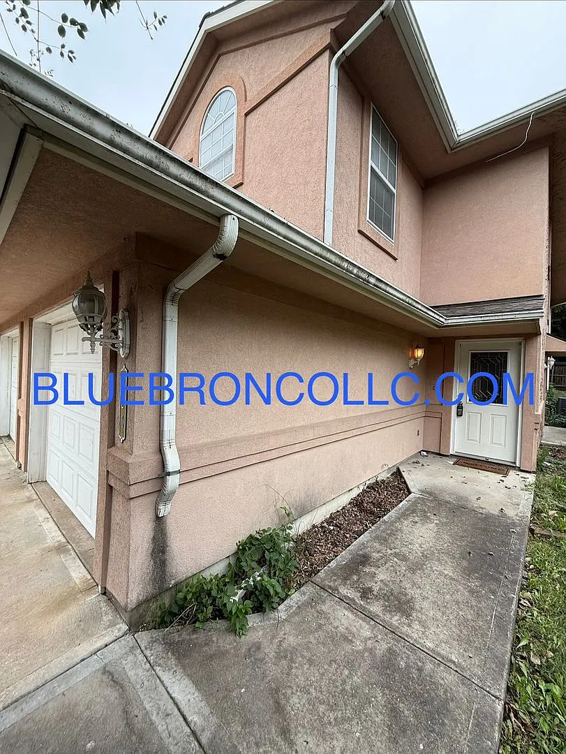 Spacious unit on quiet street with neighborhood pool! — Photo 2