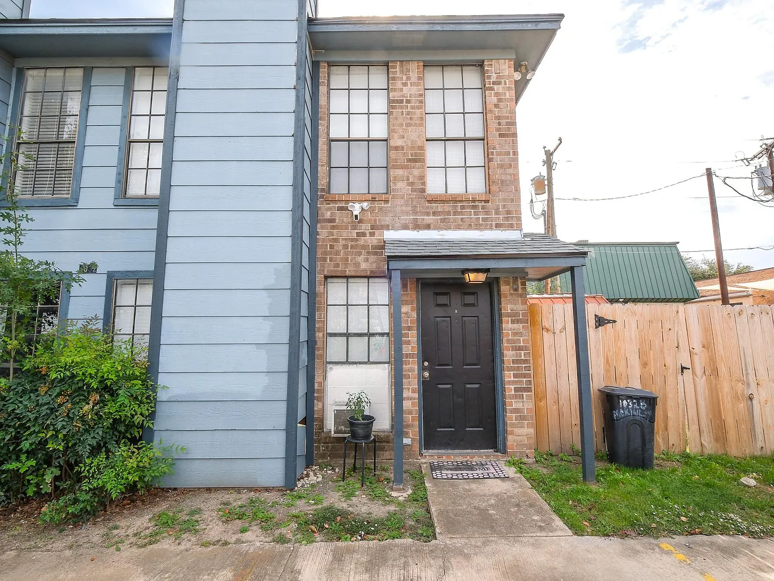 2 bed, 1.5 bath, 1060 sqft, $1,400 — Photo 2
