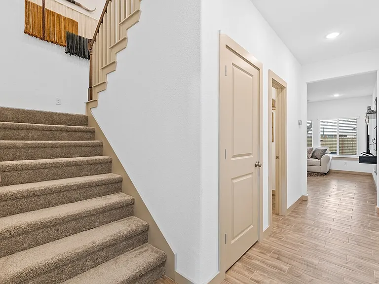 698 N Center St — Photo 13