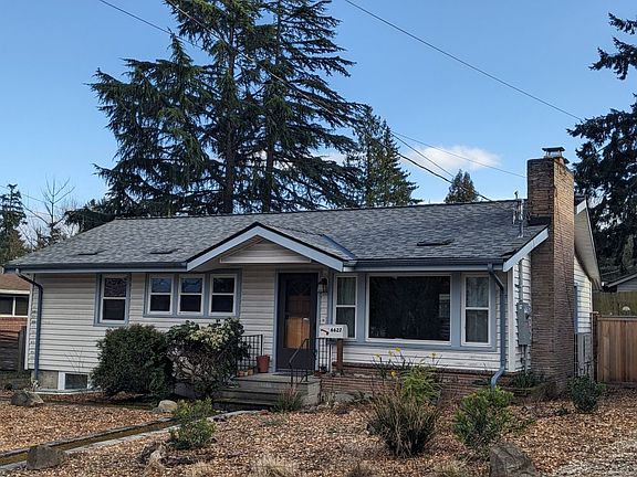 Front of the house and front yard.
Garage parking on the premises.
Free off-street parking.