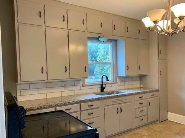 557 1st St, Gaylord, MN 55334