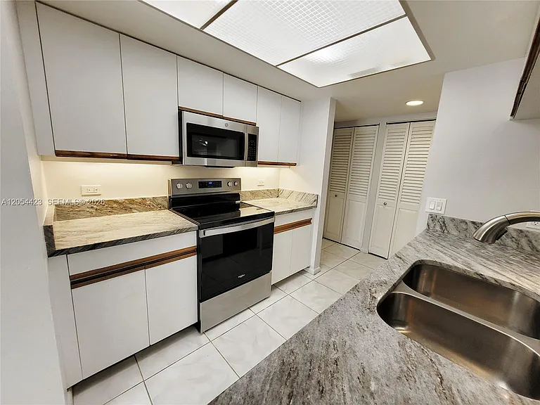 7523 Greenlake Way #C — Photo 2