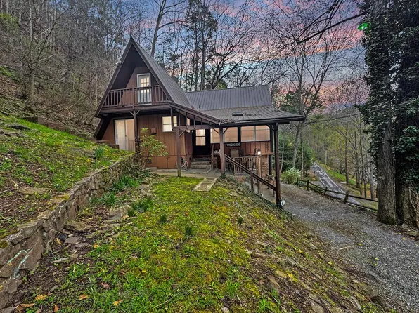 2597 Camp Lightfoot Rd, Hinton, WV 25951