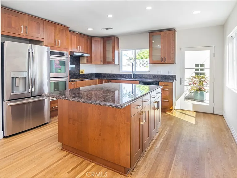 1094 S Plymouth Blvd — Photo 13