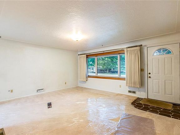 3rd image of 420 Everett Dr