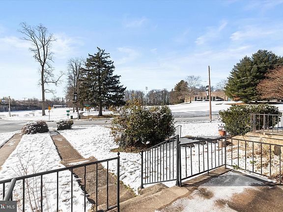 3rd image of 1945 Edgewood Rd