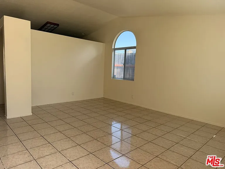 3246 Laurel Ave — Photo 2