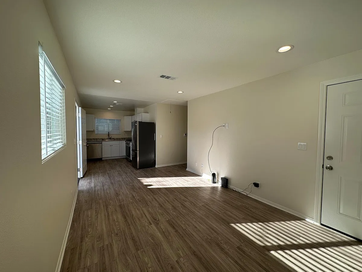 Building Photo - 2307 Lupin St