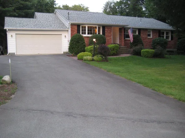 3 Acorn Dr, Burnt Hills, NY 12027