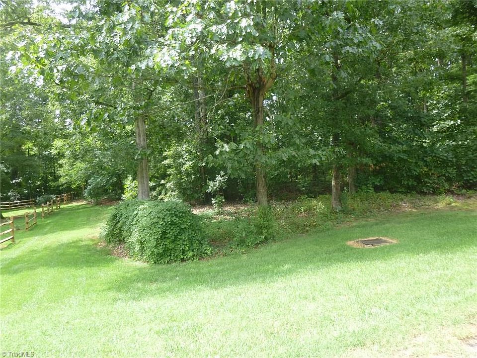 1st image of 220 Greenbrier Dr