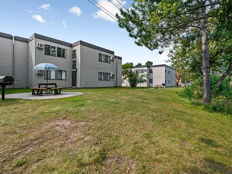 Lakeside Manor Apartments — Photo 14