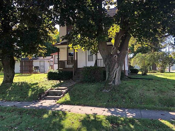 3rd image of 302 7th St SE