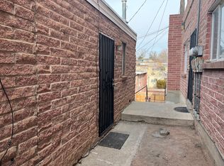 Updated End Unit - Spacious Studio 4 Blocks to UNM, Albuquerque, NM 87106