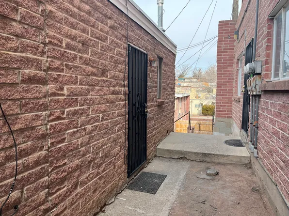 Updated End Units - Spacious Studios 4 Blocks to UNM, 1301 Tijeras Ave NE #3, Albuquerque, NM 87106