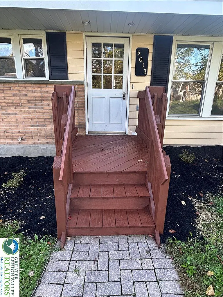 3 bed, 1.0 bath, 1056 sqft, $2,200 — Photo 2