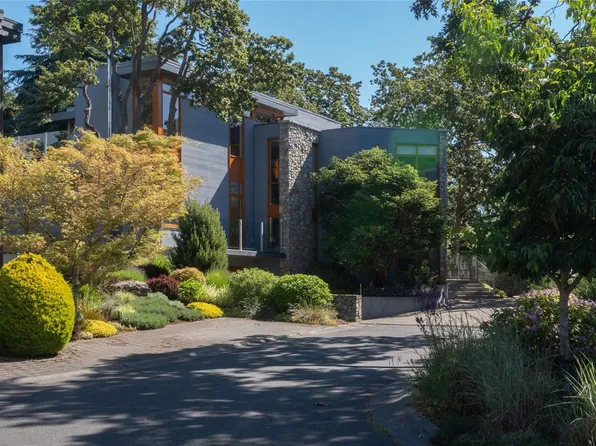435 Chadwick Pl, Victoria, BC V8S 1H4