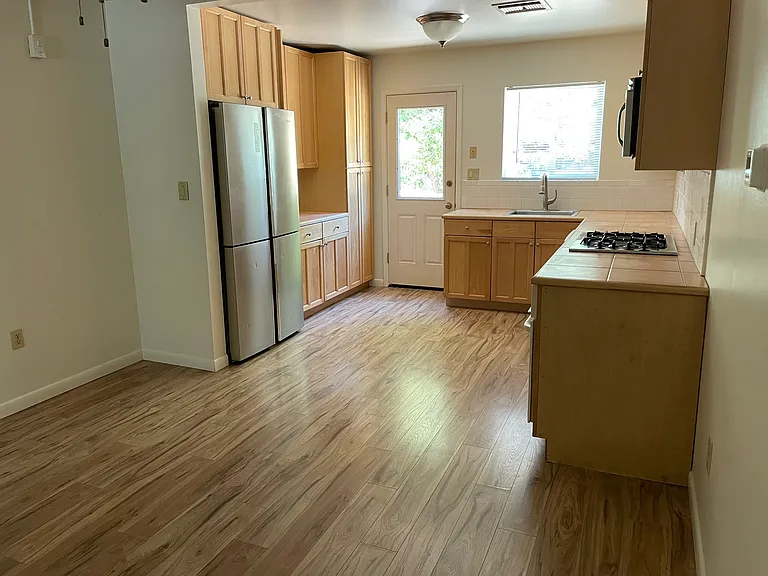 803 N Walnut St — Photo 6