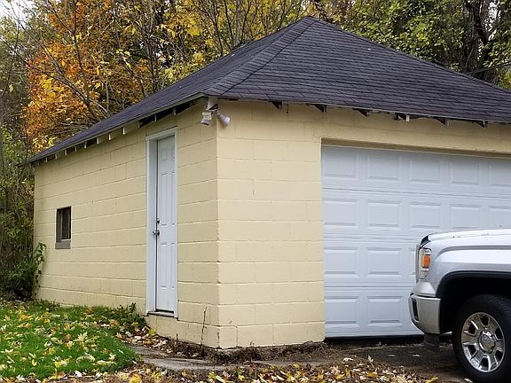 3rd image of 217 E 6th St