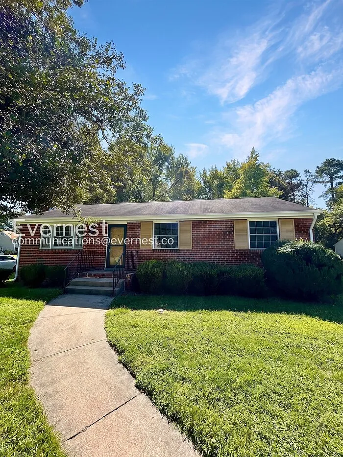 3 bed, 1.5 bath, 1170 sqft, $2,095 — Photo 1