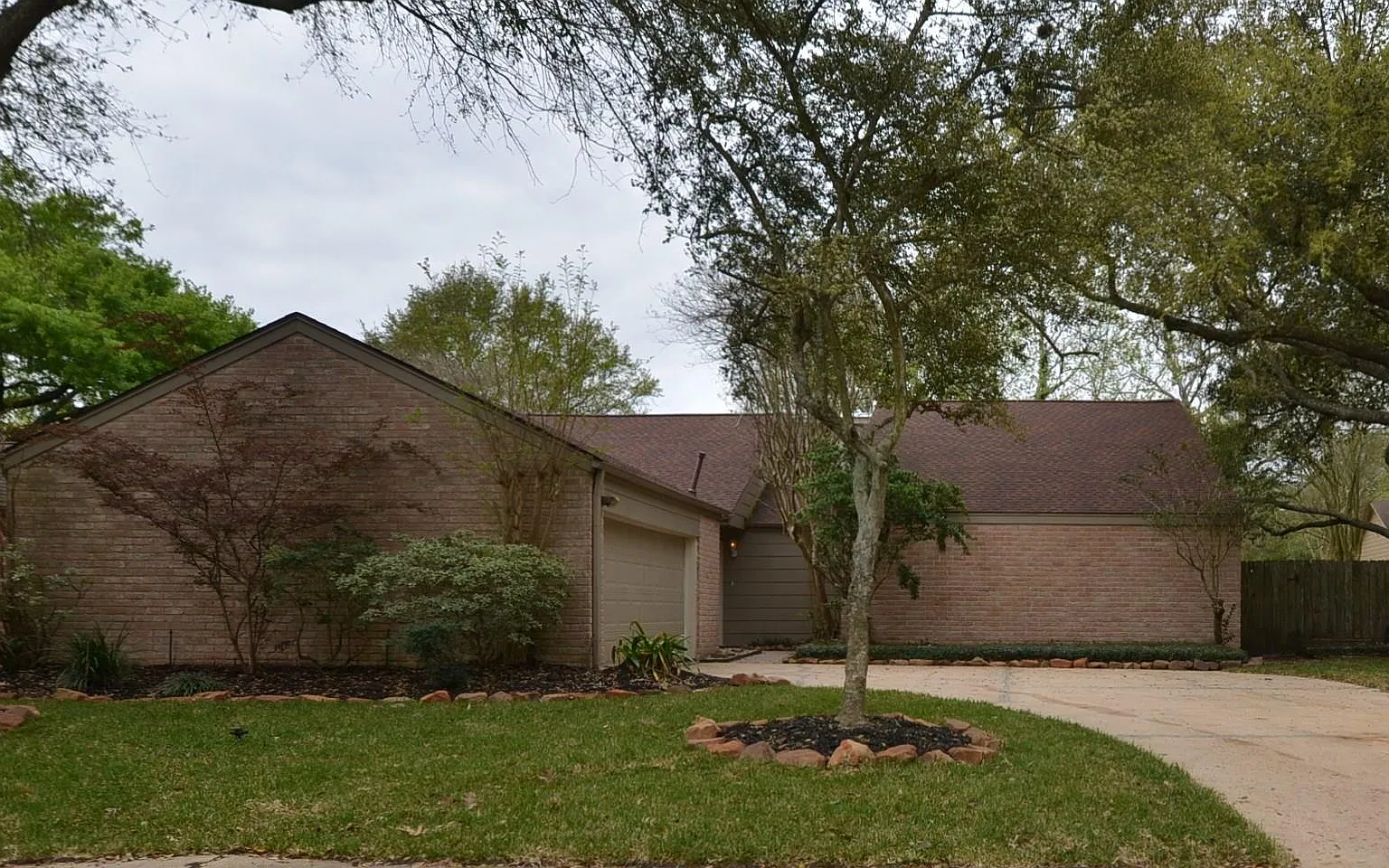 4 bed, 2.0 bath, 2187 sqft, $2,199 — Photo 2