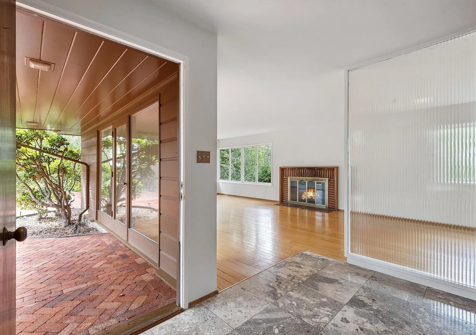 Modern Mid-Century 4 Bedroom, 3 Bath 2,200 SF Home in Oakland Hills || Border Piedmont — Photo 2