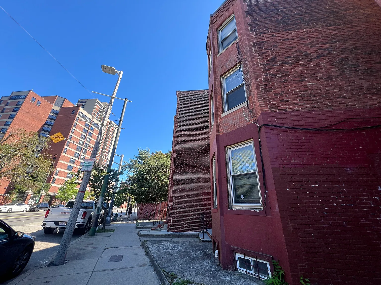 3 bed, 1.0 bath, 900 sqft, $3,800 — Photo 2