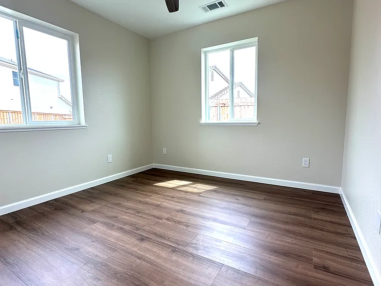 404 Albrecht St — Photo 9
