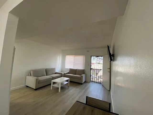 1245 W 88th St #6 — Photo 4