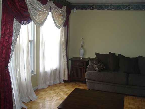 Living Room Pic 2 (Level 1)