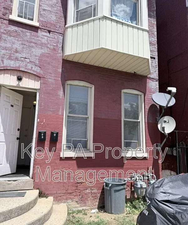 553 W King St #1
