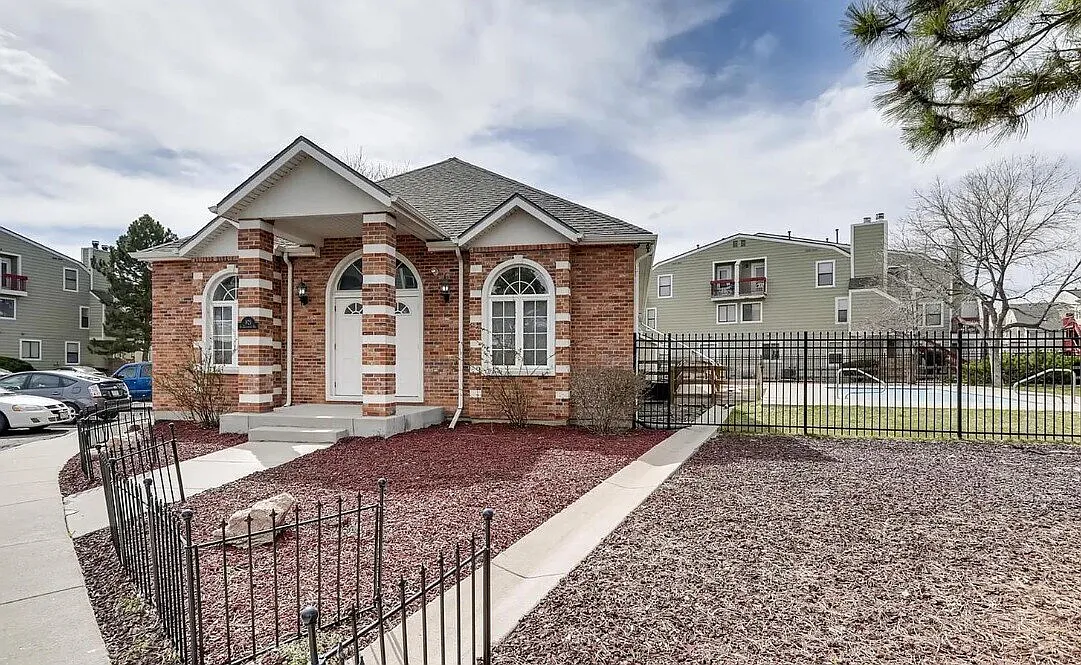 1 bed, 1.0 bath, 733 sqft, $1,400 — Photo 1