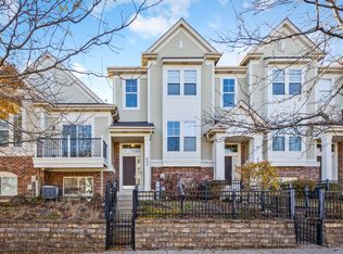 422 Grosvenor Ln, Aurora, IL 60504