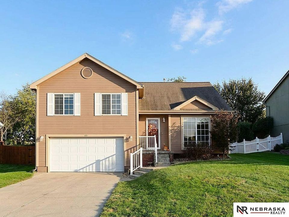 1st image of 815 Edgewater Dr
