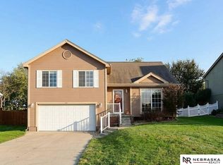 815 Edgewater Dr, Papillion, NE 68046