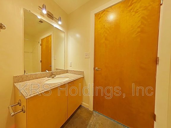 2nd image of 1011 W Marshall St #102