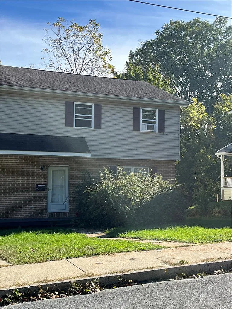 3 bed, 1.5 bath, 1600 sqft, $2,100 — Photo 1
