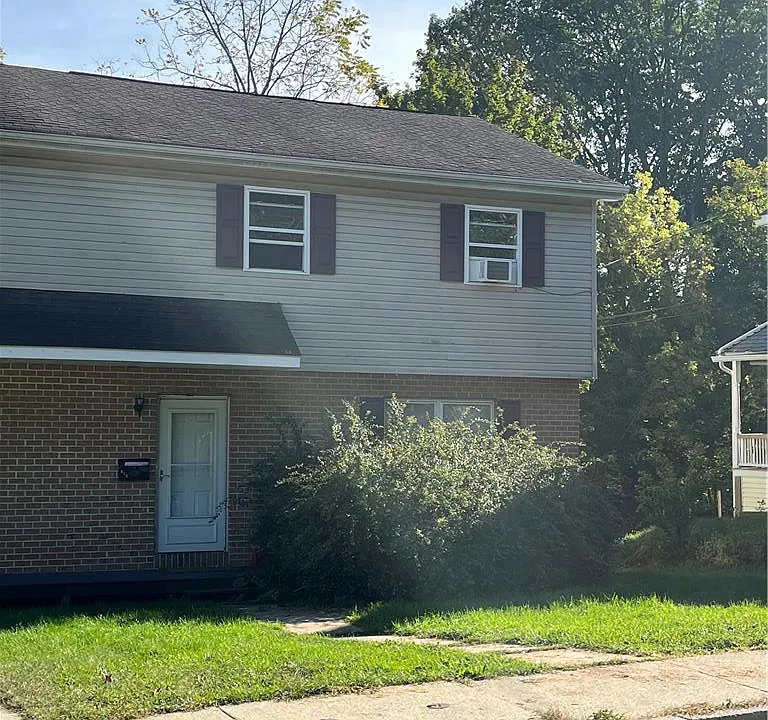 818 William St