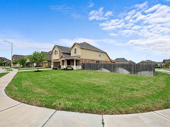3rd image of 12901 Oak Falls Dr