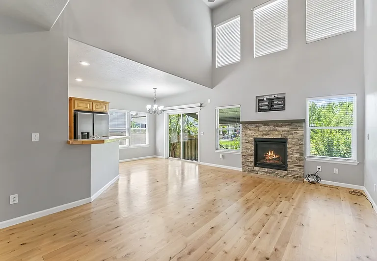 552 E Whitney Ct — Photo 9